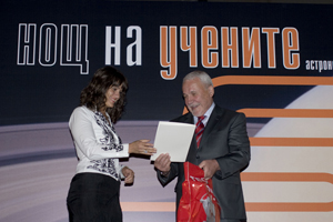 Заместник ректорът Румен Пранчов връчва наградата на главния редактор на Списание 8 – Ганета Сагова